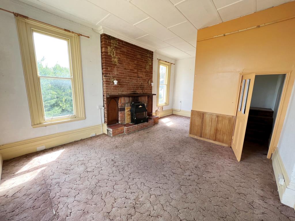 Lot: 142 - TWO STOREY THREE-BEDROOM FLAT FOR IMPROVEMENT WITH STUNNING SEA VIEWS -